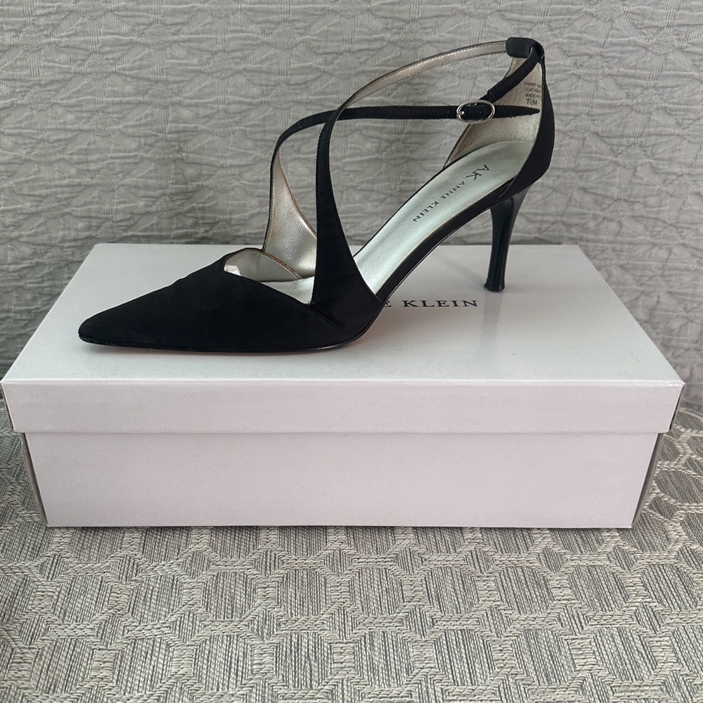 VTG Anne Klein Hildi AK Black Satin Pumps. Size 7.5 M.  Elegant Vintage Style.